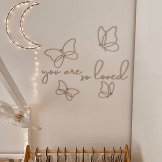 Ensemble de papillons en bois avec texte « Tu es tellement aimé »