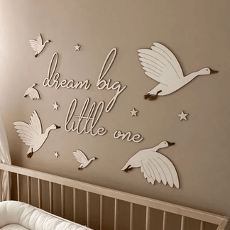 Ensemble d'oies en bois avec le texte « Dream big little one »