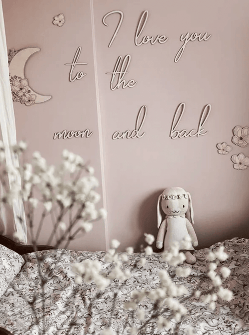 Houten tekst "I love you to the moon and back"