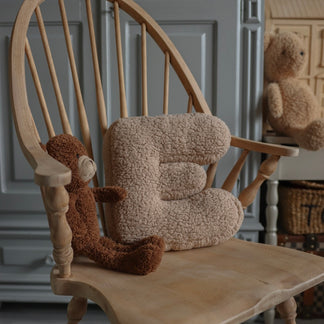 Letter kussen teddy beige