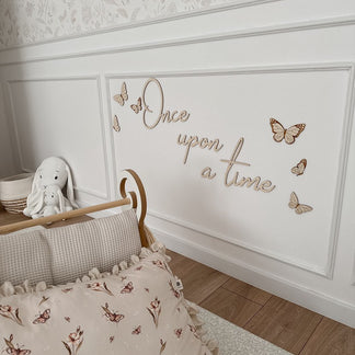 Ensemble de papillons en bois avec texte « Il était une fois »