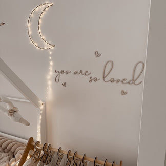 Ensemble de cœurs en bois avec le texte « Tu es tellement aimé »