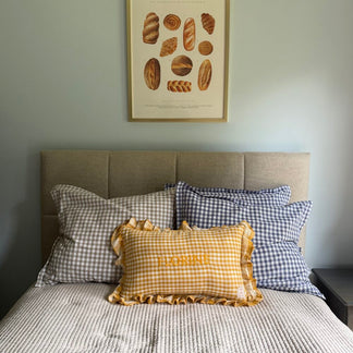 Linen cushion Cream with ruffled edge – with embroidered name