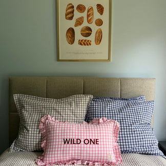 Linen cushion Cream with ruffled edge – with embroidered name