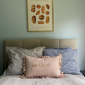 Linen cushion Cream with ruffled edge – with embroidered name