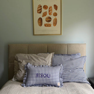 Linen cushion Cream with ruffled edge – with embroidered name