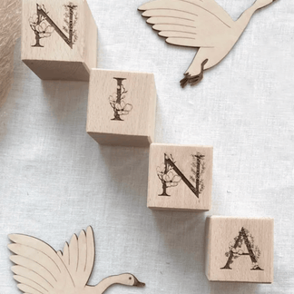 Blocs de noms en bois - Lettres fleuries