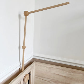 Mobile bébé en bois avec griffe de berceau