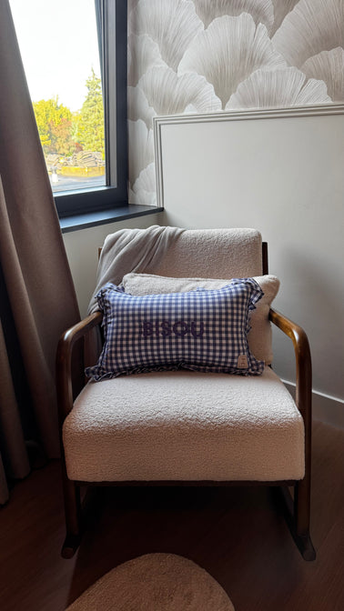 Coussin en lin couleur crème à bord volanté – avec nom brodé
