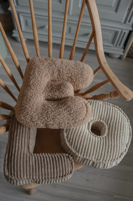 Letter kussen teddy beige