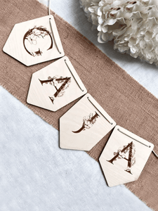 Flaggen mit floralen Buchstaben
