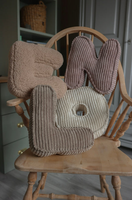 Letter kussen teddy beige