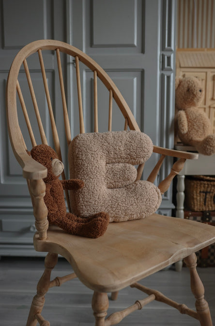 Letter kussen teddy beige