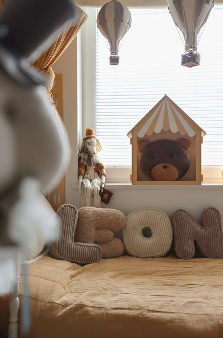 Letter kussen teddy beige