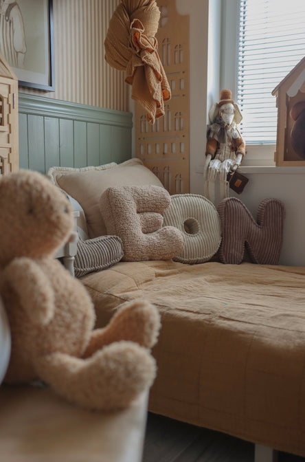 Letter kussen teddy beige