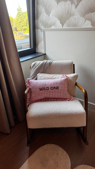 Coussin en lin couleur crème à bord volanté – avec nom brodé