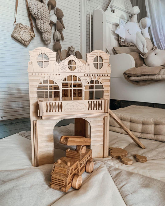 Caserne de pompiers de maison de poupée