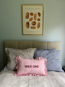 Coussin en lin couleur crème à bord volanté – avec nom brodé
