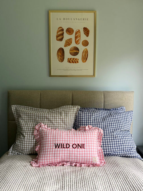 Coussin en lin couleur crème à bord volanté – avec nom brodé