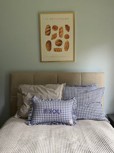 Coussin en lin couleur crème à bord volanté – avec nom brodé