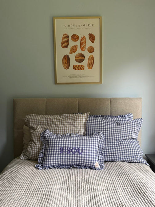 Coussin en lin couleur crème à bord volanté – avec nom brodé