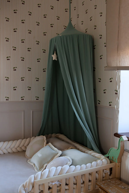 Baldaquin en tulle avec pompons