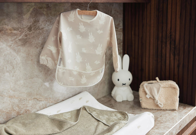 Slab Waterproof Met Mouw MiffySnuffy Nougat - Jollein