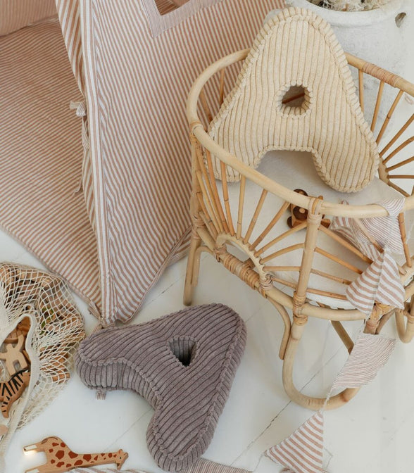 Letter kussen rib sandy yellow