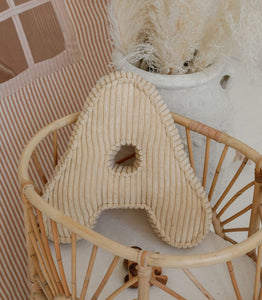 Letter kussen rib sandy yellow