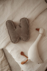 Letter kussen rib sugar brown