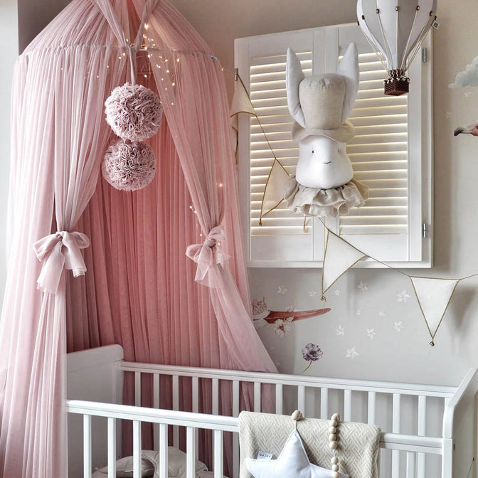 ALAVYA HOME® Bedhemel tule 120 cm lang voor babybed en wieg, muggennet met 2 pompons en hemelstang I babykamerdecoratie beschermt en tovert je baby tijdens het slapen (wit ALAVYA HOME® Bedhemel tule 120 cm lang voor babybed en wieg, muggennet met 2 pompons en hemelstang I babykamerdecoratie beschermt en tovert je baby tijdens het slapen (wit