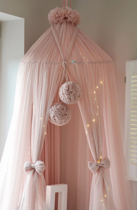 Bedhemel Tule met pompons
