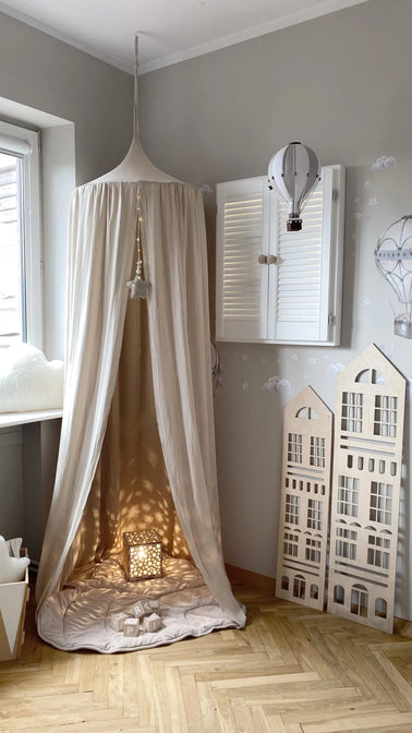 Baldaquin en tulle avec pompons
