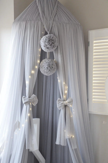 Bedhemel Tule met pompons