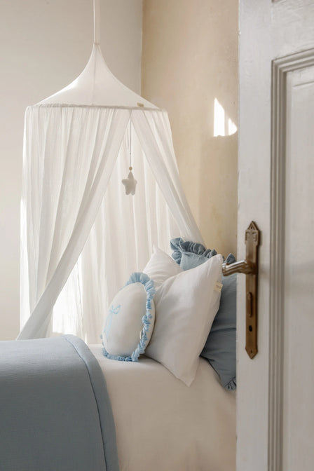 Baldaquin en tulle avec pompons