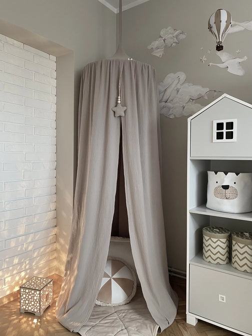 Baldaquin en tulle avec pompons