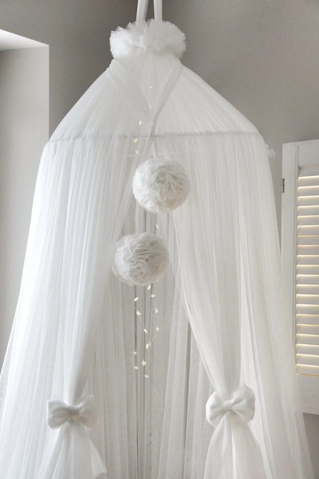Bedhemel Tule met pompons