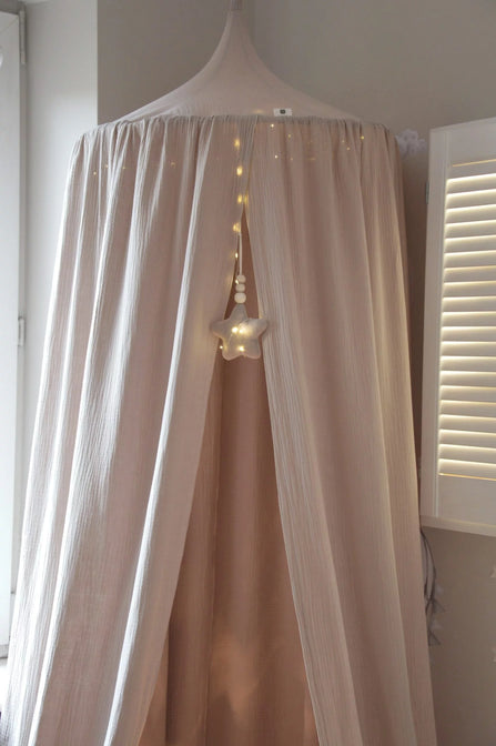 Baldaquin en tulle avec pompons