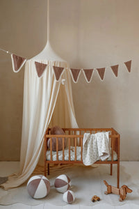 Baldaquin en tulle avec pompons