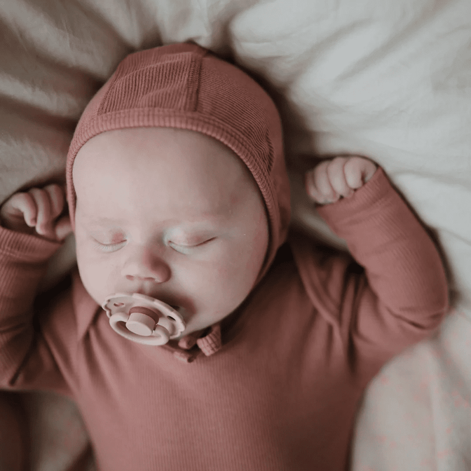 Gerippte Babyhaube Zeder - MUSHIE