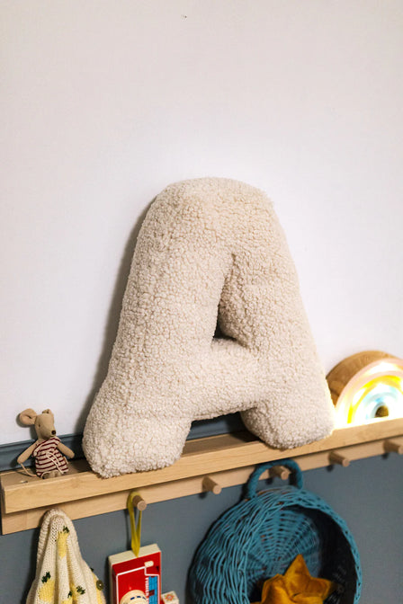 Teddy-Buchstabenkissen weiß O