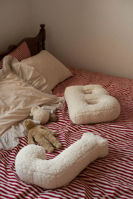 Teddy letter kussen wit J - Betty's Home